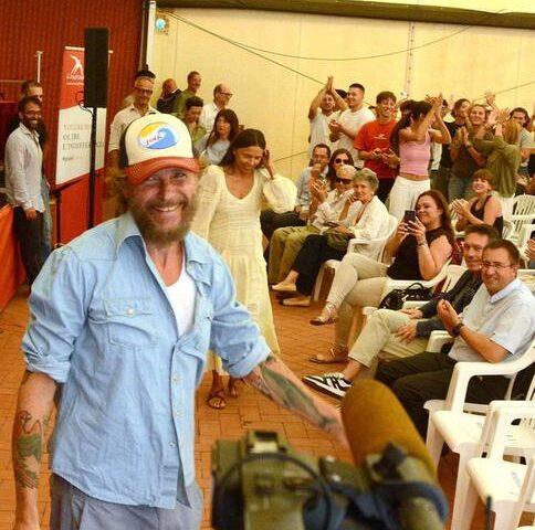 Jovanotti invita i giovani di Rondine a diventare leader di pace durante la sua lezione sorprendente