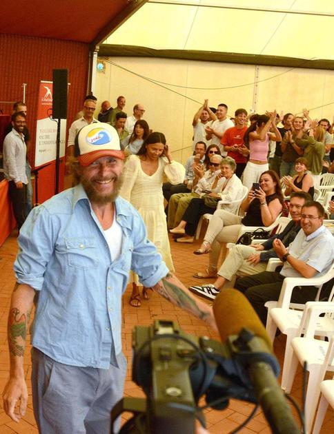 Jovanotti invita i giovani di Rondine a diventare leader di pace durante la sua lezione sorprendente