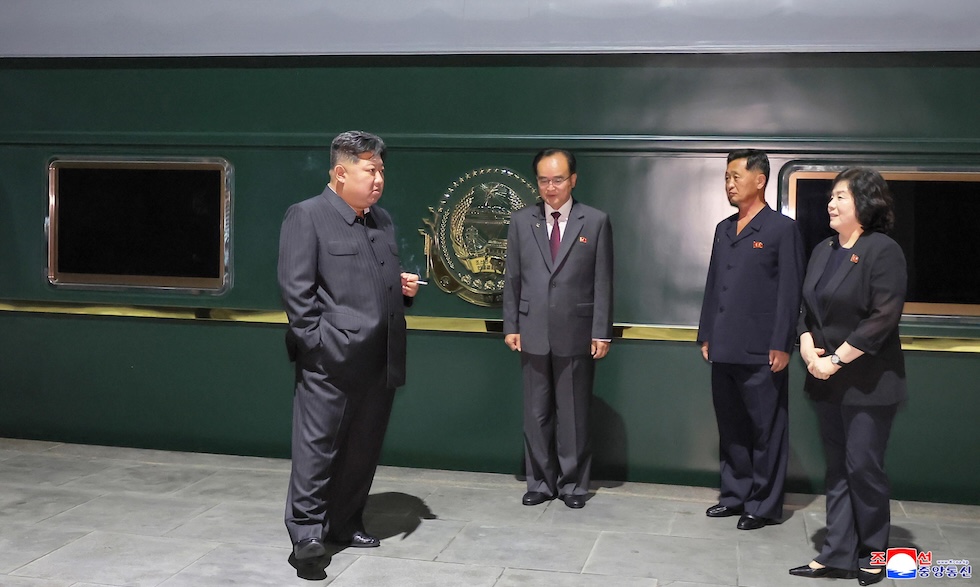 Kim Jong Un arriva a Pechino viaggiando su un lento treno blindato per la parata militare del 3 settembre