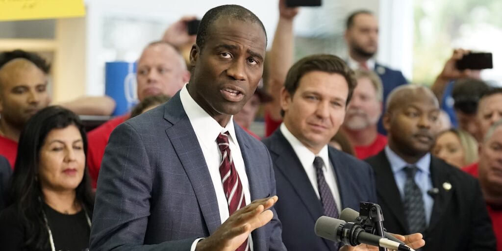 La Florida annuncia l'intenzione di abolire gli obblighi vaccinali per la popolazione scolastica