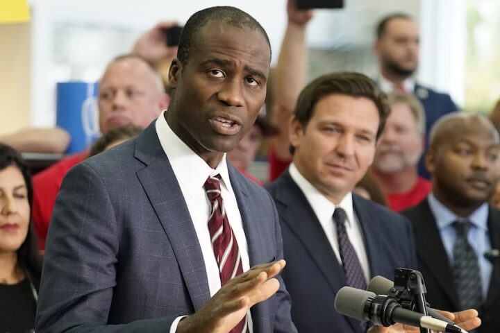 La Florida annuncia l'intenzione di abolire gli obblighi vaccinali per la popolazione scolastica