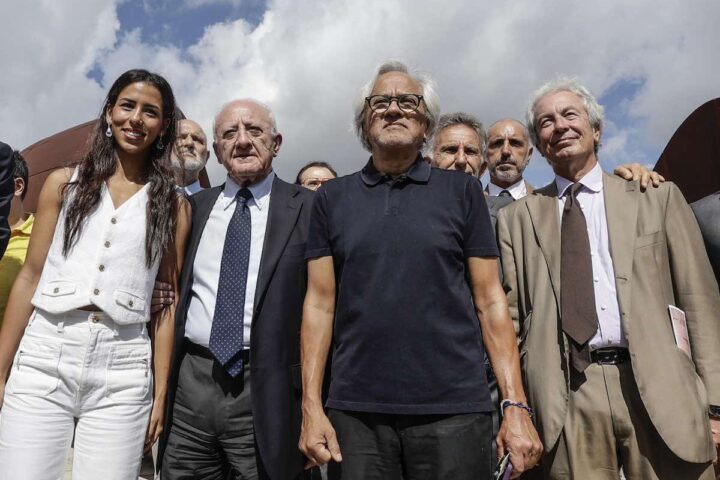 La gaffe di De Luca all'inaugurazione della stazione Monte Sant’Angelo: confonde la moglie di Kapoor con la figlia