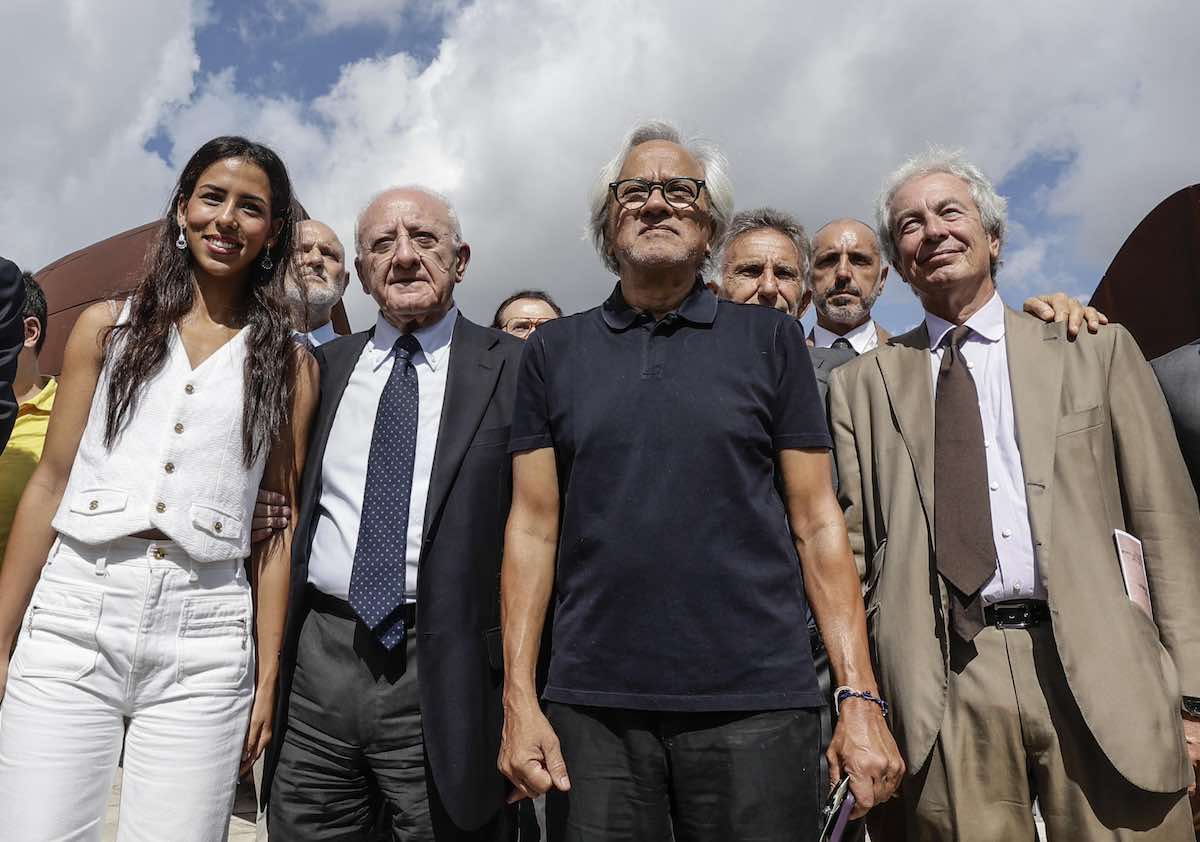 La gaffe di De Luca all'inaugurazione della stazione Monte Sant’Angelo: confonde la moglie di Kapoor con la figlia