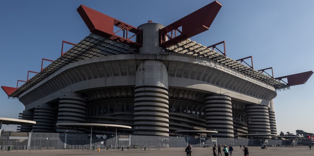 La giunta di Milano approva la vendita di San Siro a Milan e Inter, ma i passaggi finali restano incerti