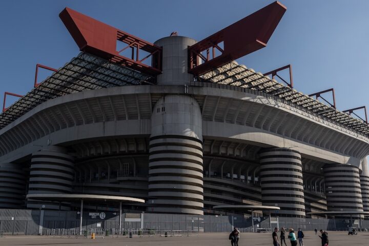 La giunta di Milano approva la vendita di San Siro a Milan e Inter, ma i passaggi finali restano incerti