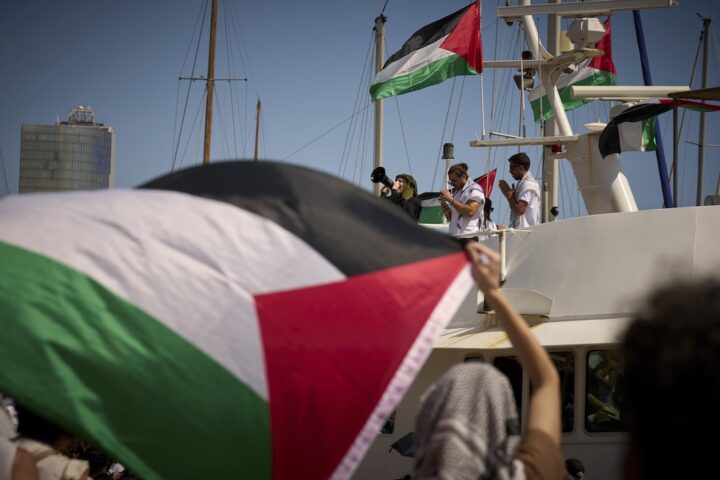 La Global Sumud Flotilla avanza verso Gaza: 44 barche e 300 persone in rotta verso la "zona ad alto rischio"