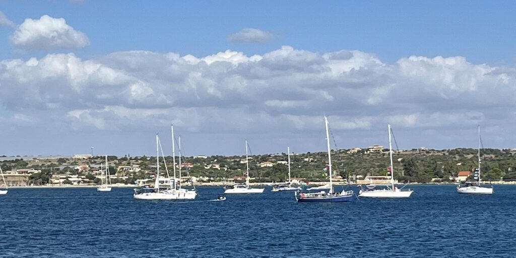 La Global Sumud Flotilla parte da Portopalo di Capo Passero verso Gaza nonostante le difficoltà