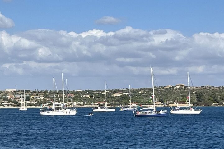 La Global Sumud Flotilla parte da Portopalo di Capo Passero verso Gaza nonostante le difficoltà
