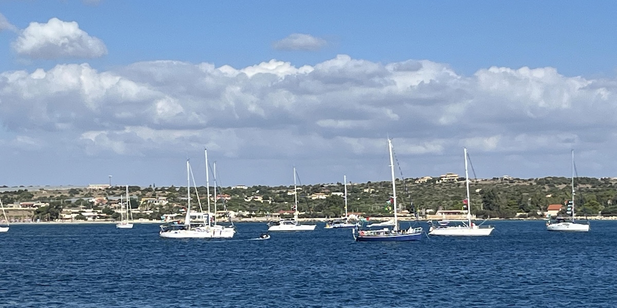 La Global Sumud Flotilla parte da Portopalo di Capo Passero verso Gaza nonostante le difficoltà