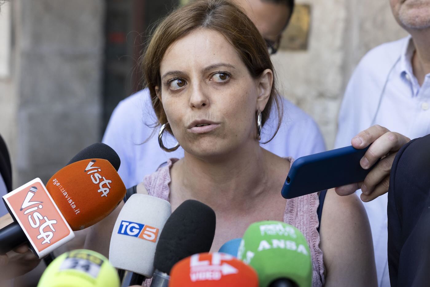 La Lega pubblica foto errata per attaccare Ilaria Salis, ma l'immagine è di un altro episodio di violenza