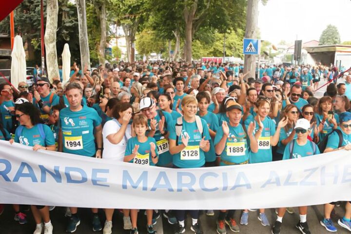 La marcia contro l'Alzheimer a Cesena: seimila persone uniscono forze per la memoria