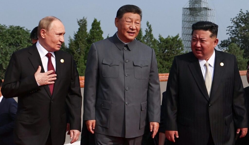 La parata militare cinese celebra gli 80 anni dalla vittoria nella Seconda guerra mondiale con la presenza di Xi Jinping, Vladimir Putin e Kim Jong Un