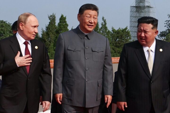 La parata militare cinese celebra gli 80 anni dalla vittoria nella Seconda guerra mondiale con la presenza di Xi Jinping, Vladimir Putin e Kim Jong Un