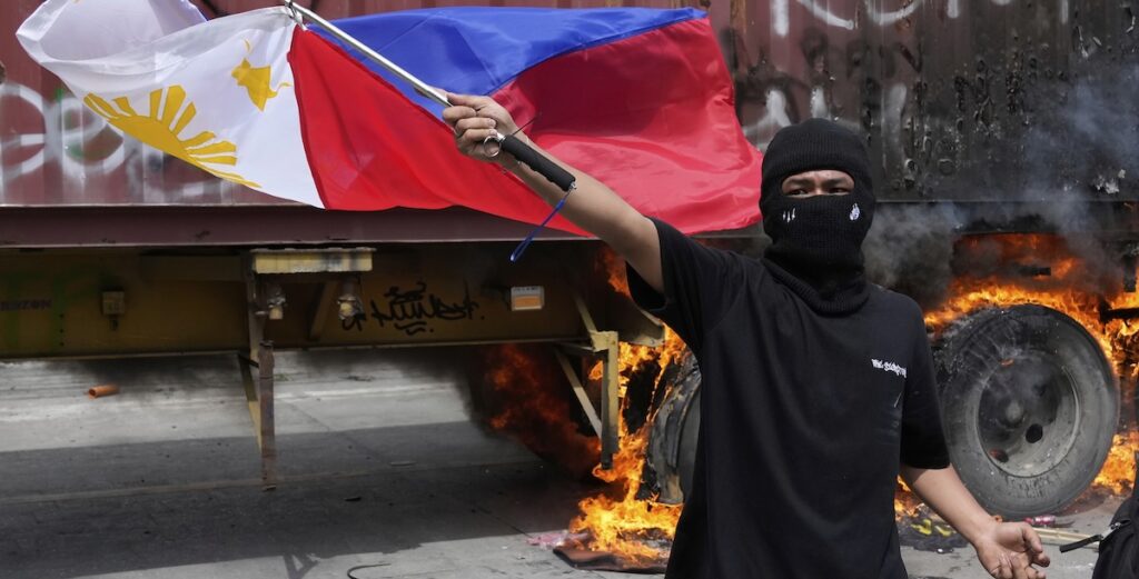 La polizia filippina arresta oltre 40 persone durante una manifestazione anticorruzione a Manila