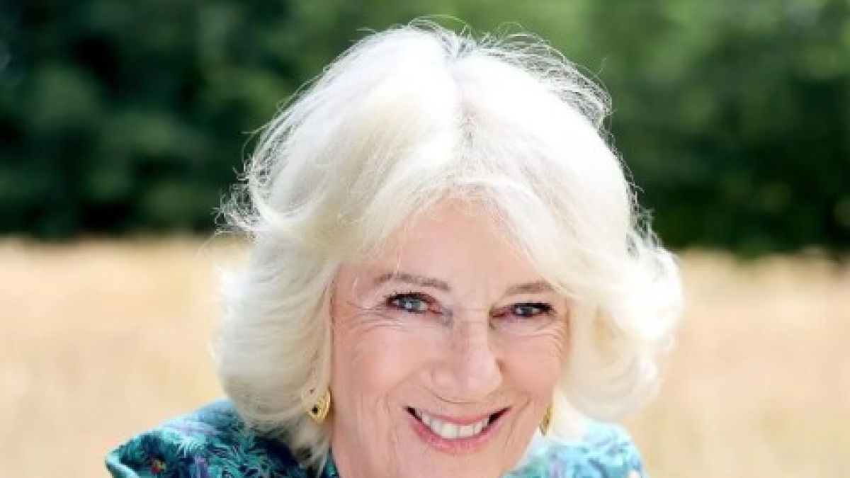 La regina Camilla racconta l'aggressione sessuale subita da adolescente su un treno