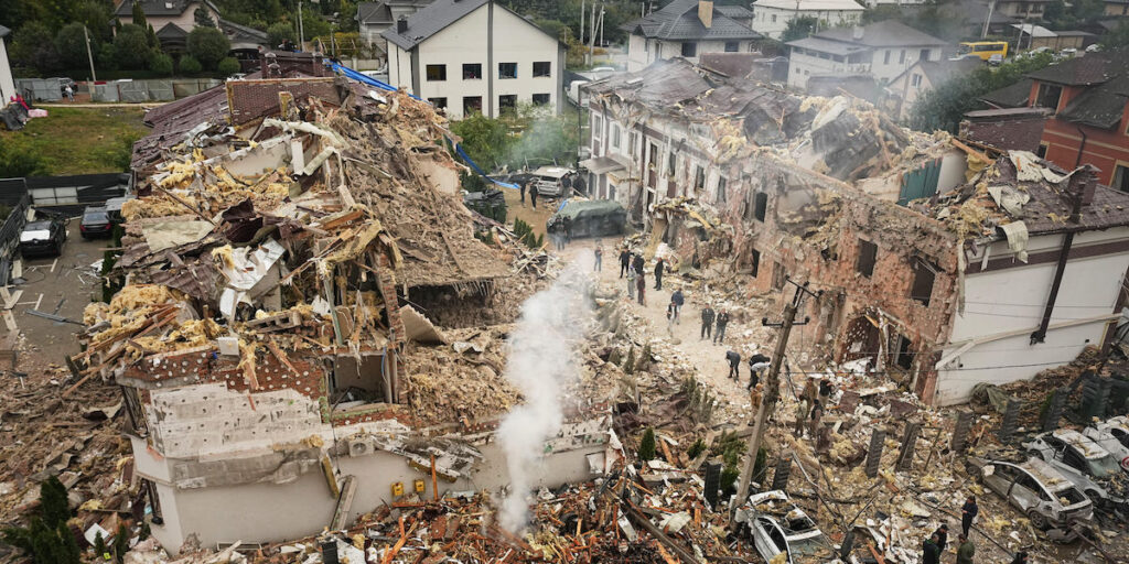 La Russia bombarda l'Ucraina con missili e droni, uccidendo almeno 4 persone