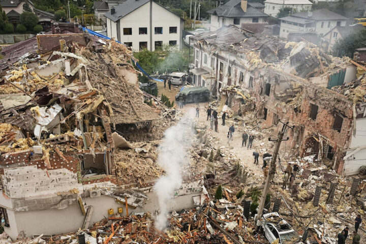 La Russia bombarda l'Ucraina con missili e droni, uccidendo almeno 4 persone