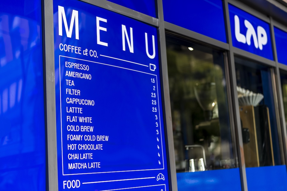 LAP Coffee di Berlino offre cappuccini a 2,50 euro, ma affronta critiche per concorrenza sleale