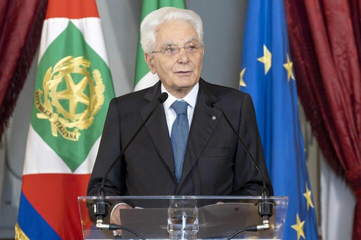 L'appello di Mattarella: "L'Europa deve rimanere un simbolo di pace e democrazia"