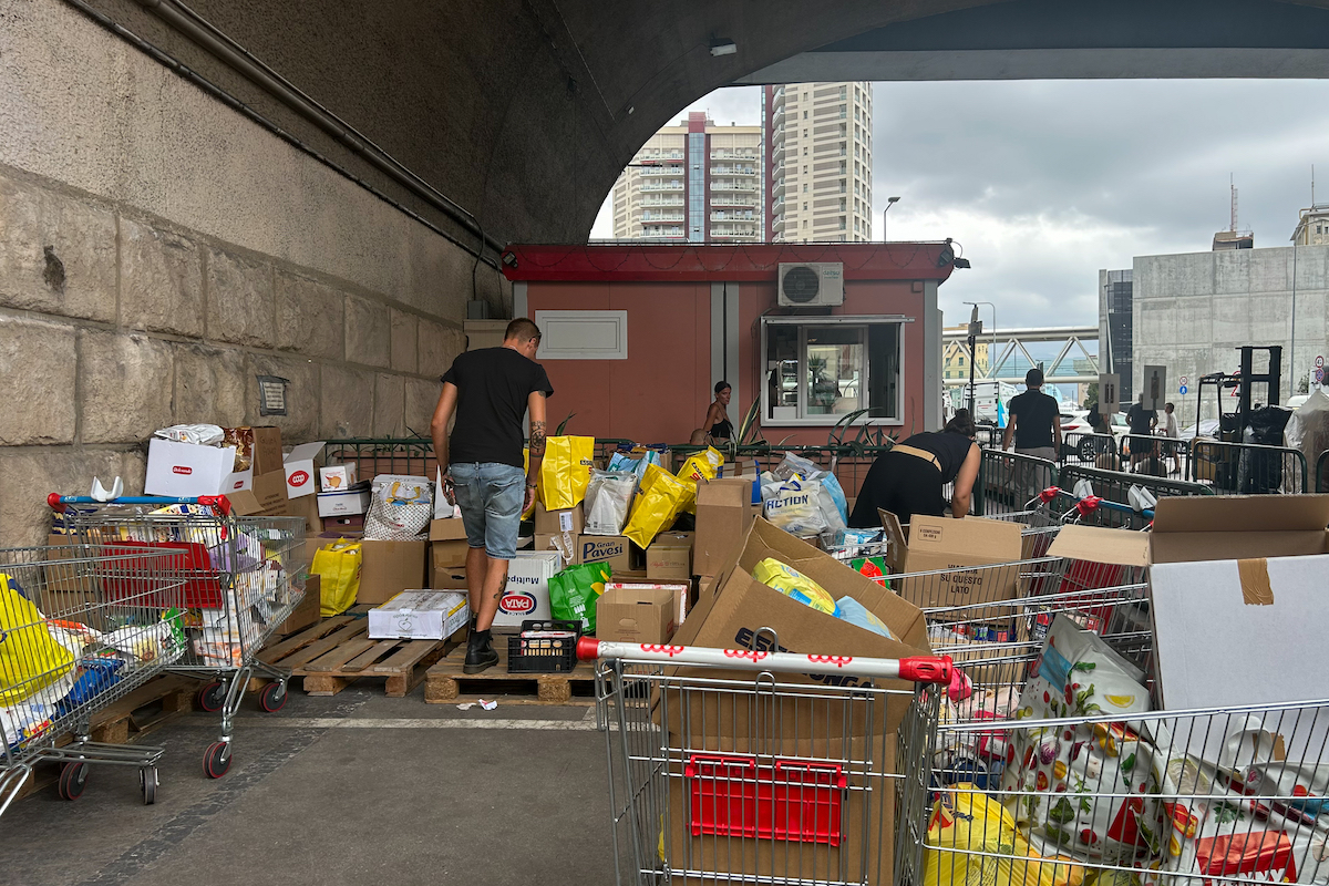 Le 300 tonnellate di aiuti umanitari per Gaza sono ferme al porto di Genova