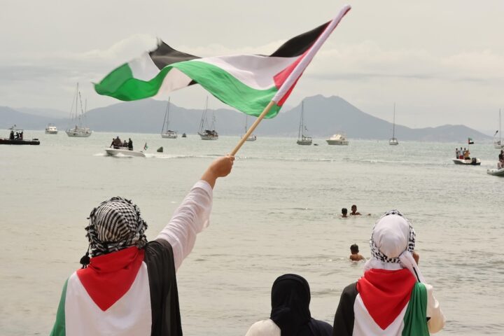 Le barche della Global Sumud Flotilla partono da Augusta, Sicilia, dirette verso Gaza