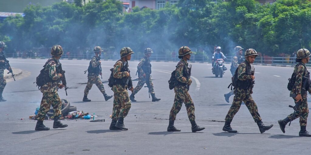 L'esercito nepalese impone un coprifuoco a livello nazionale dopo le proteste violente di lunedì e martedì