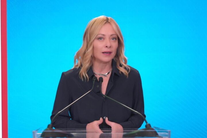 L'interesse degli italiani per la politica ai minimi storici, calo tra uomini e donne