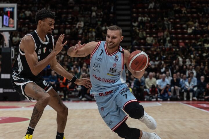 L'Olimpia Milano conquista la sesta Supercoppa italiana di basket battendo la Germani Brescia 90-76