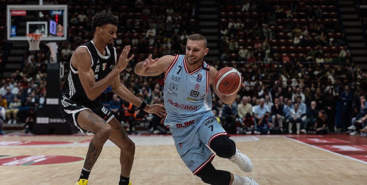 L'Olimpia Milano conquista la sesta Supercoppa italiana di basket battendo la Germani Brescia 90-76