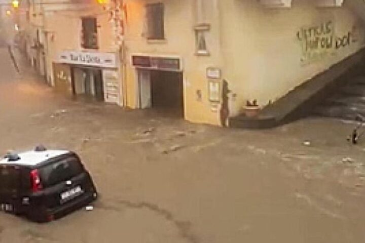 Maltempo in Italia: forte temporale causa evacuazione a Ischia e allagamenti in Grosseto