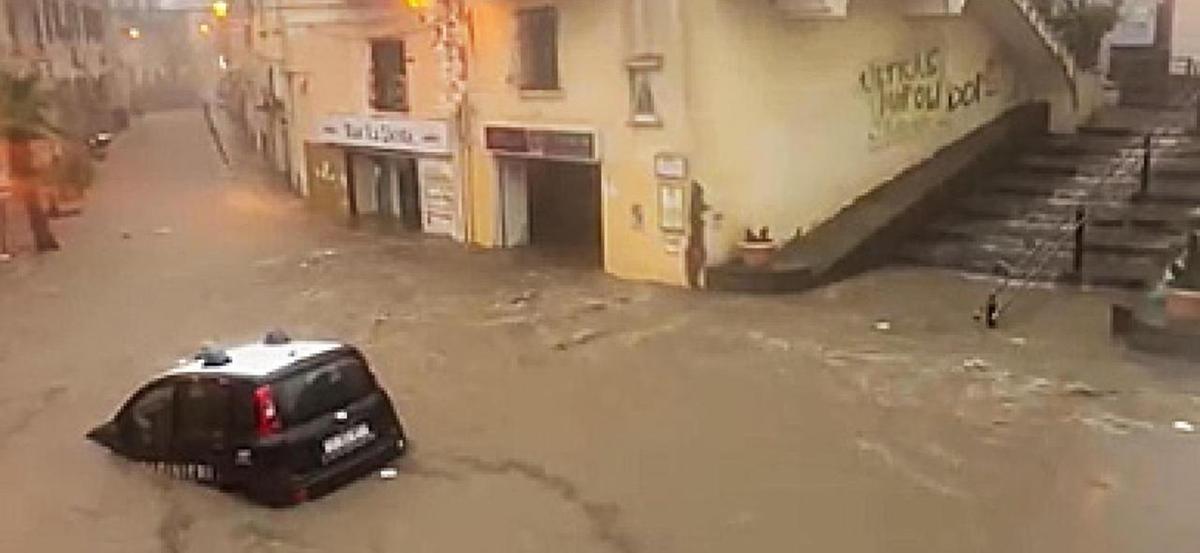 Maltempo in Italia: forte temporale causa evacuazione a Ischia e allagamenti in Grosseto