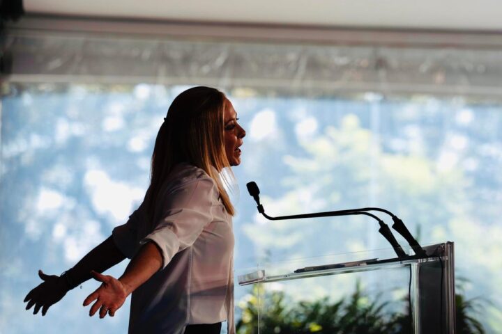 Meloni a Fenix: attacco alla sinistra e citazione di Berlusconi sul potere dell'amore