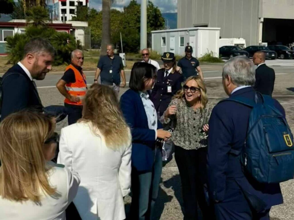 Meloni e Schlein sullo stesso volo per la Calabria: incontro tra leader politici e campagna elettorale