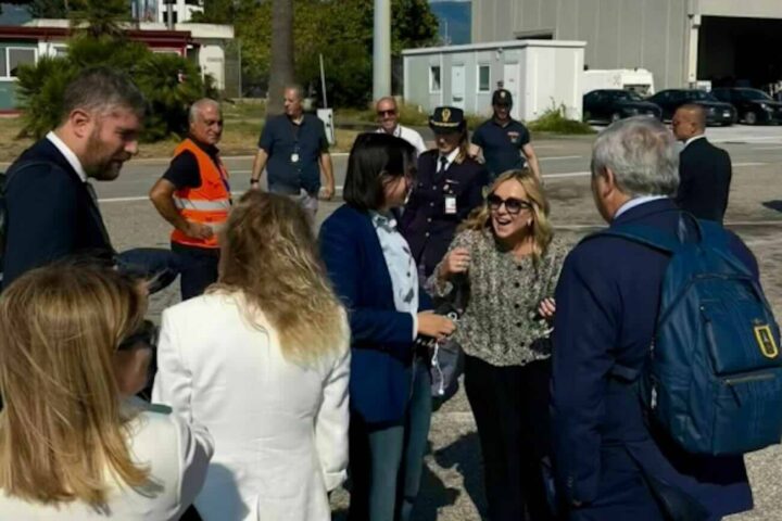 Meloni e Schlein sullo stesso volo per la Calabria: incontro tra leader politici e campagna elettorale