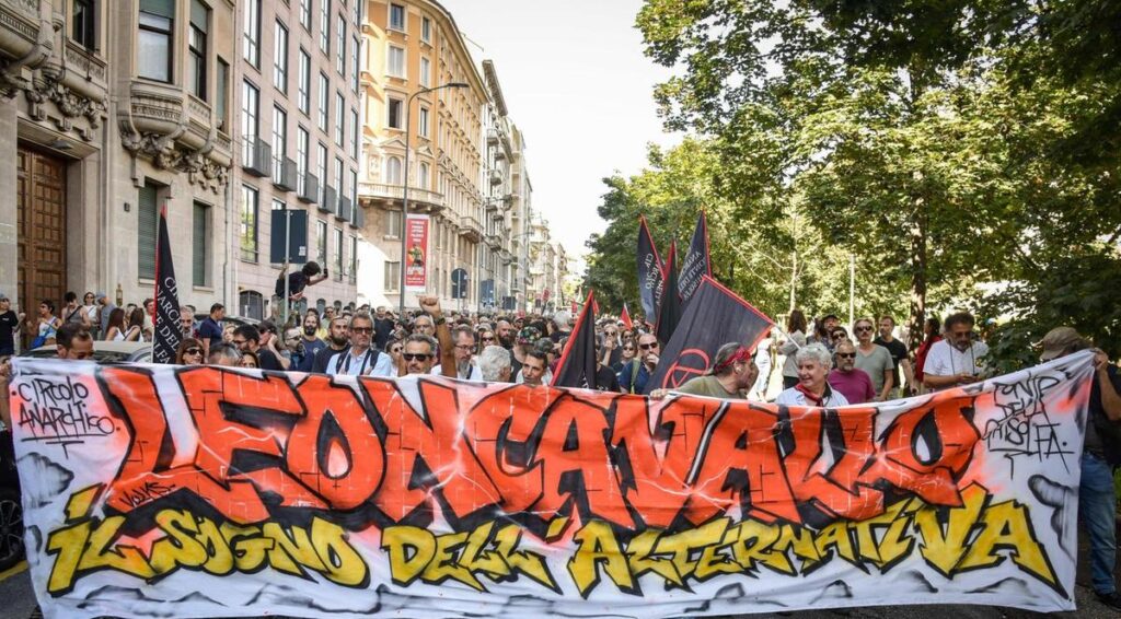 Milano, 25mila manifestanti in piazza contro sgombero Leoncavallo e governo Meloni