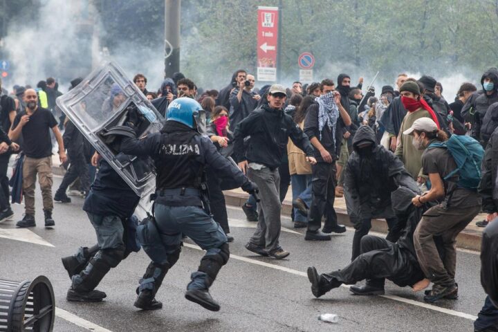 Milano, tre arresti dopo la guerriglia in Centrale: ragazze accusate di resistenza aggravata