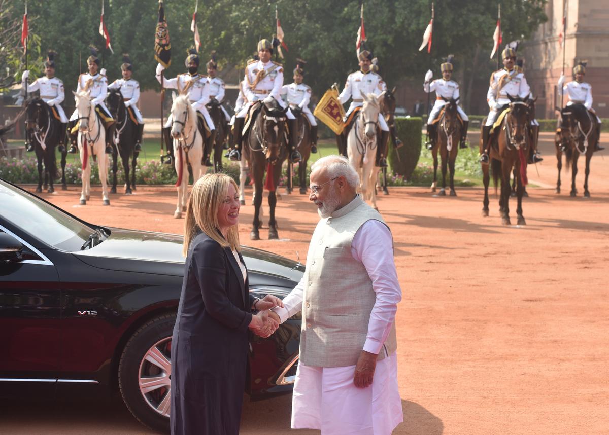 Modi elogia Meloni: la prefazione del premier indiano all'autobiografia della leader italiana