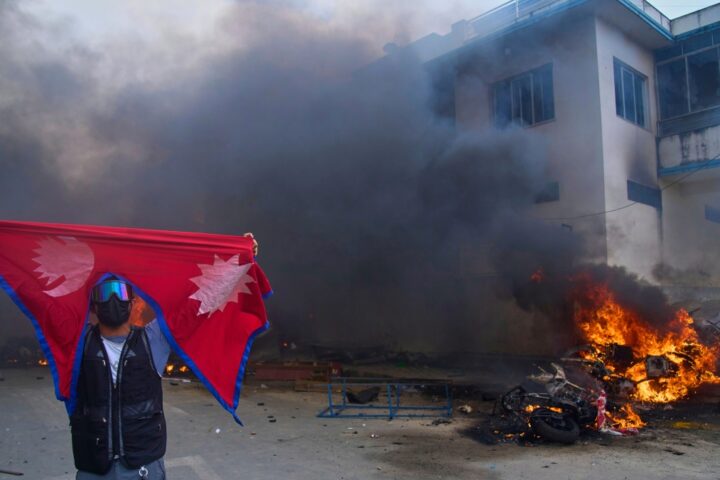 Nepal, migliaia di giovani in piazza contro il governo: 21 morti e 400 feriti nella repressione