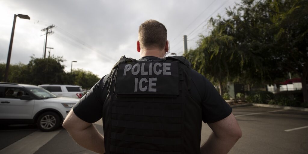 Operazione di polizia contro l'immigrazione irregolare avviata a Chicago dagli agenti dell'ICE