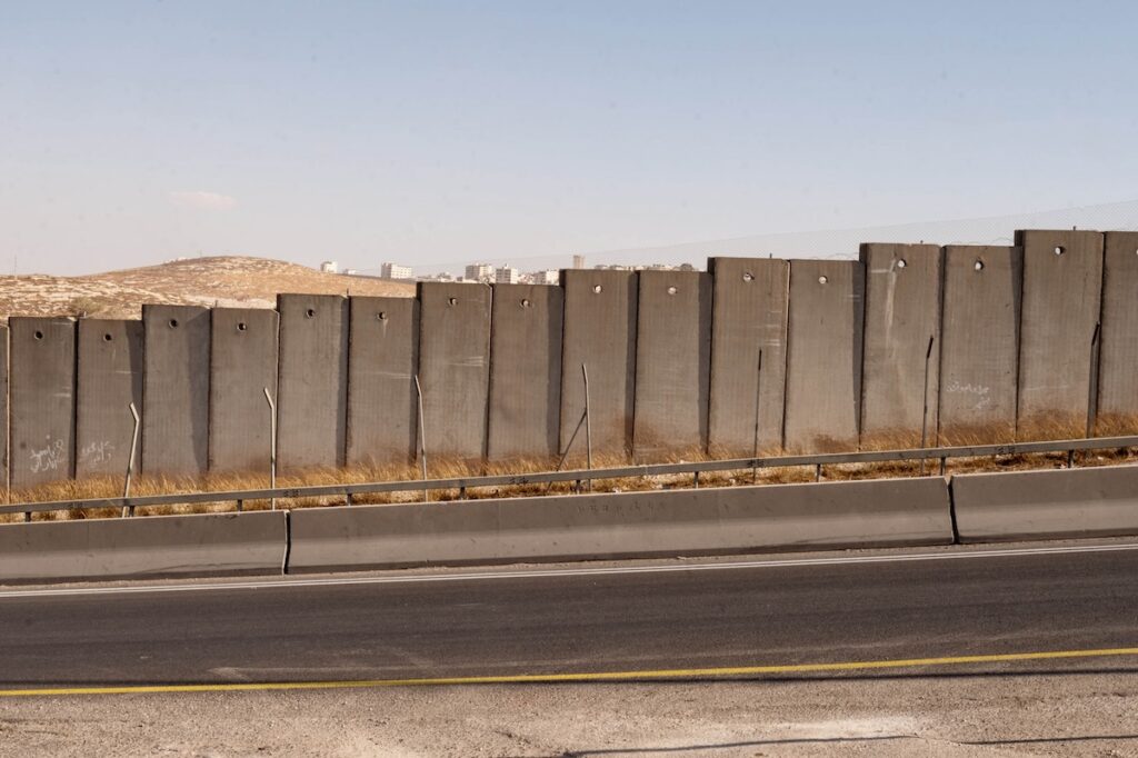 Palestinesi tentano di scavalcare il muro tra Cisgiordania e Israele per lavoro, rischiando la vita