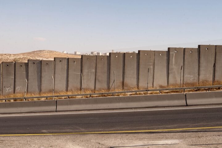 Palestinesi tentano di scavalcare il muro tra Cisgiordania e Israele per lavoro, rischiando la vita