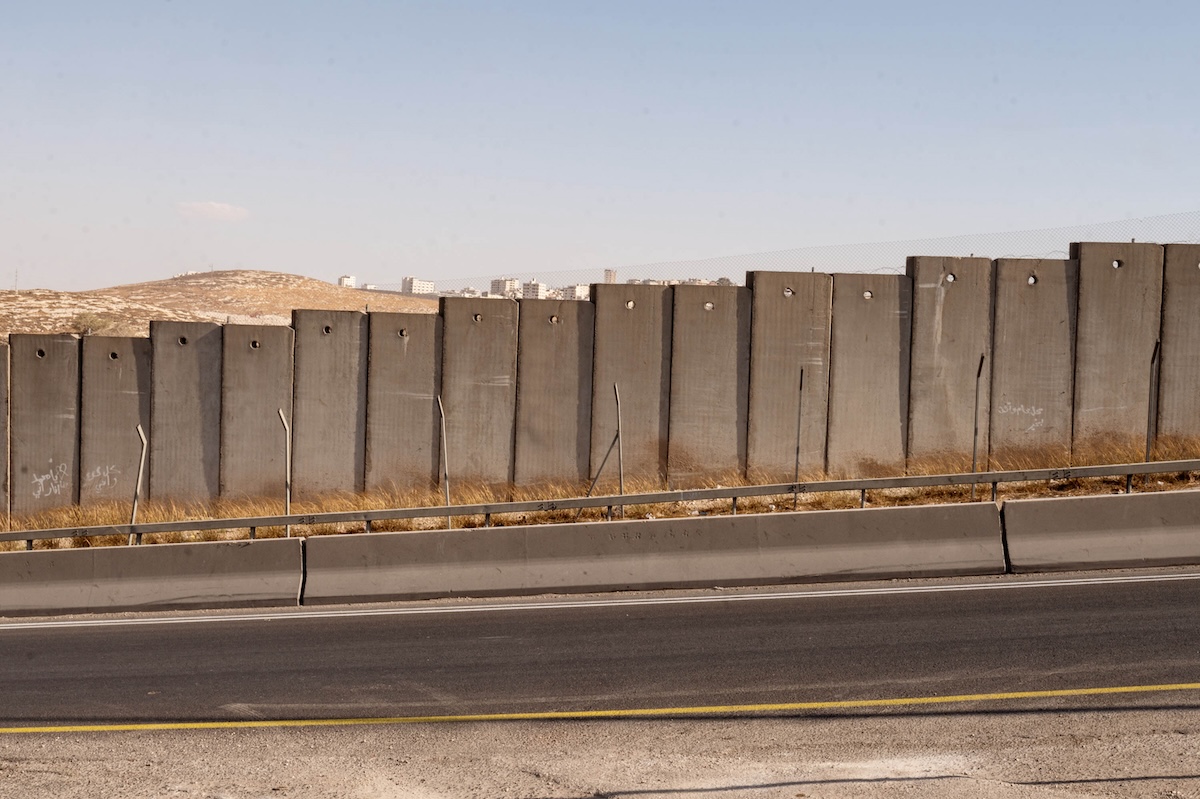 Palestinesi tentano di scavalcare il muro tra Cisgiordania e Israele per lavoro, rischiando la vita