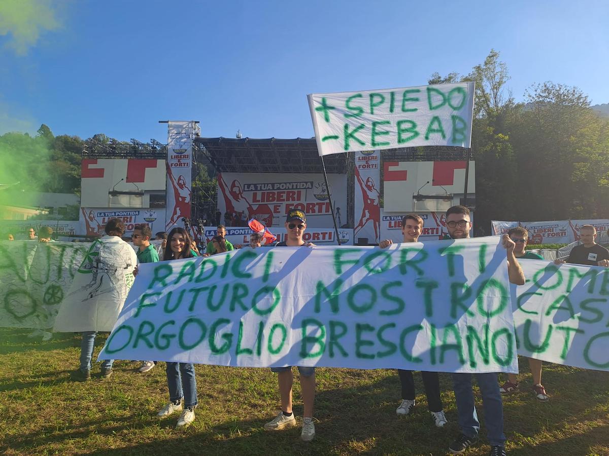 Pontida, i giovani della Lega protestano contro Carlo Calenda: «Scegliete, con noi o contro»