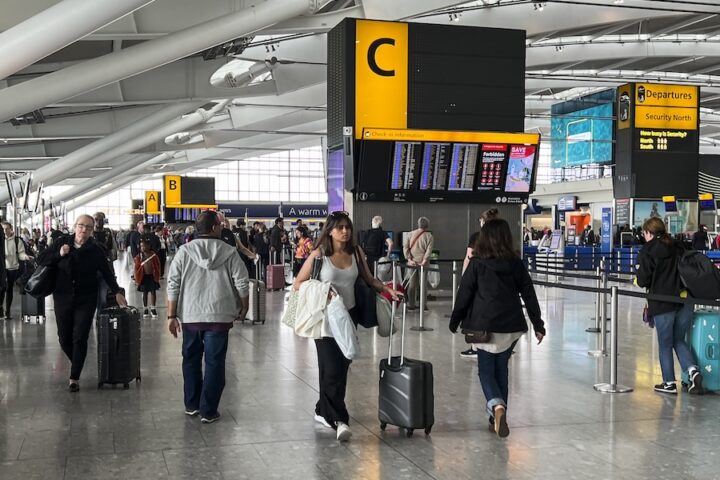 Problemi ai sistemi di check-in causano ritardi e cancellazioni in aeroporti europei