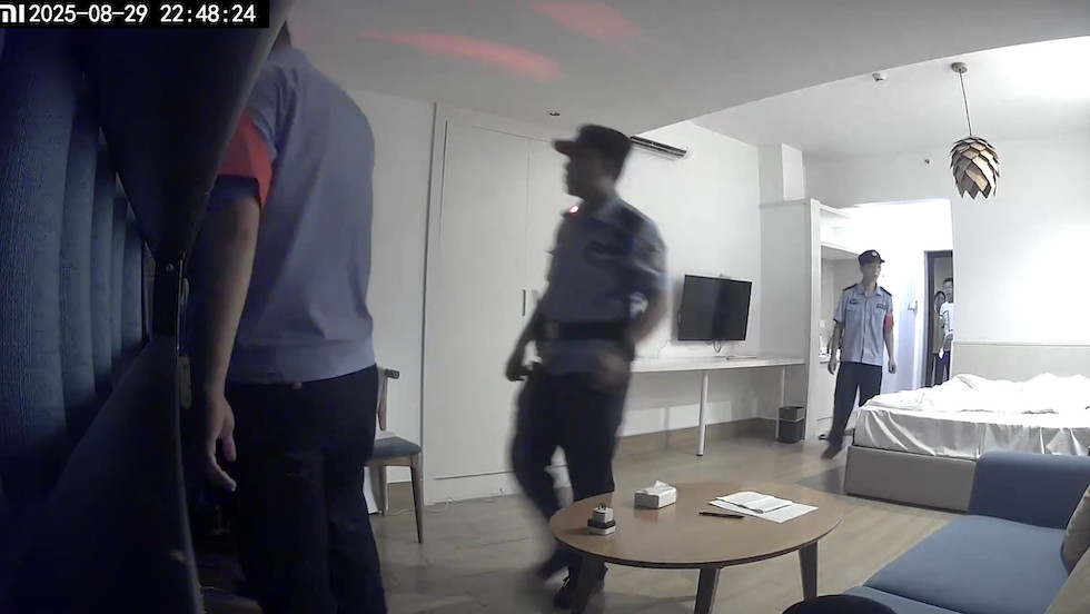 Proteste in Cina: scritte contro il regime comunista appaiono su grattacielo di Chongqing