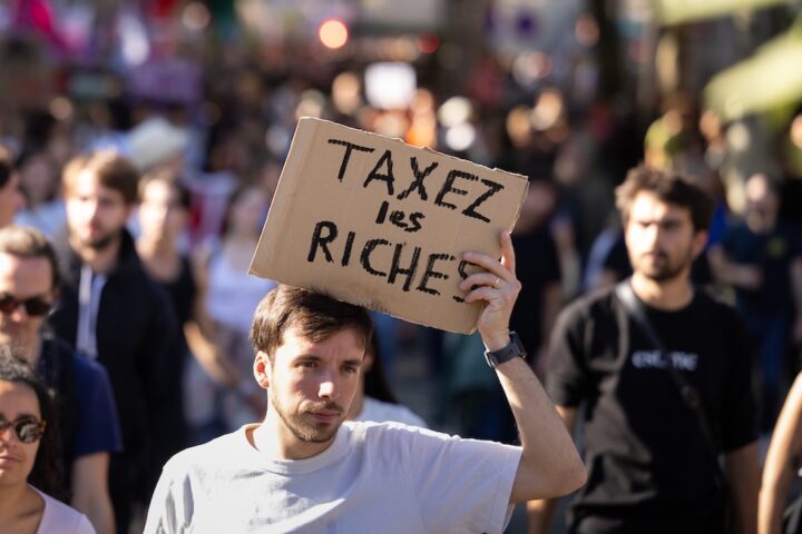 Proteste in Francia contro i tagli alla spesa pubblica e il nuovo governo