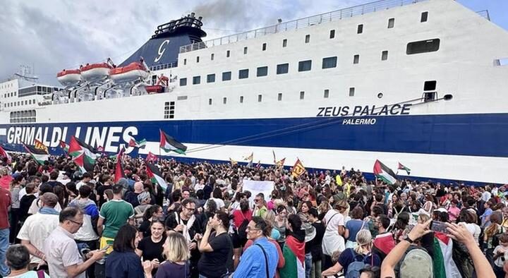 Proteste in Italia fermano i porti: "Stop ai container di armi"