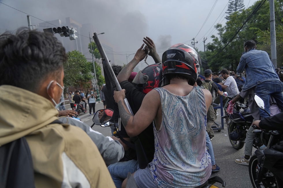 Proteste violente in Nepal: manifestanti assaltano il parlamento e istituzioni governative