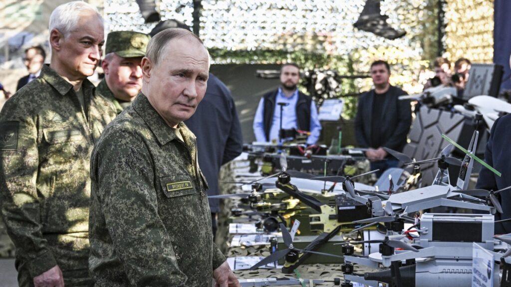 Putin in uniforme militare mentre Trump insiste su un accordo tra Zelensky e Mosca