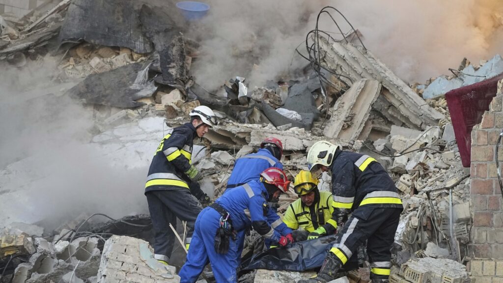 Putin intensifica gli attacchi contro Kiev, l'Ue: «deride la diplomazia»